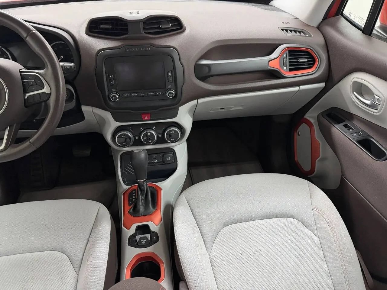 Used 2017 Jeep Renegade Latitude FWD image 29