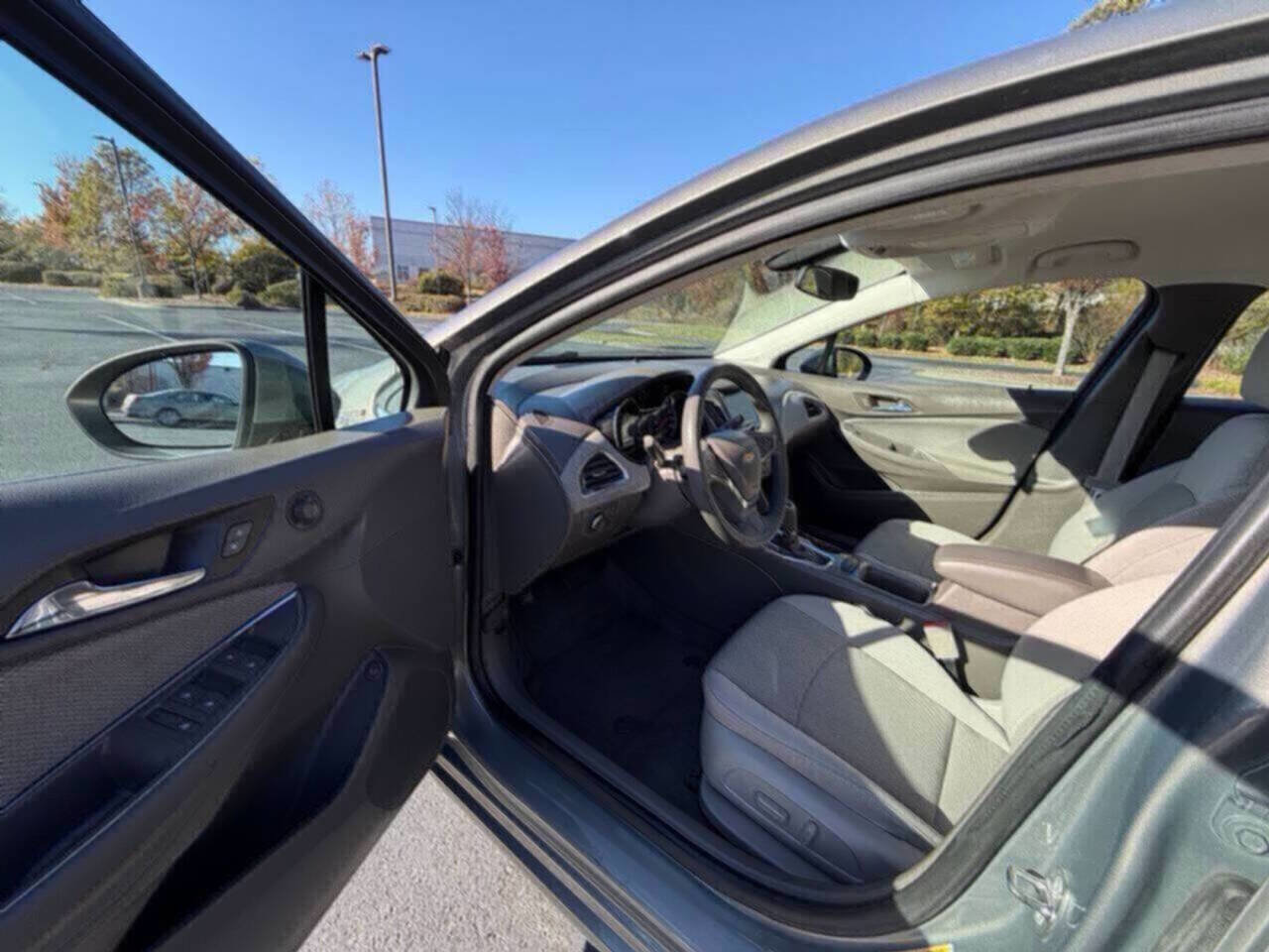 Used 2017 Chevrolet Cruze LT w/ Convenience Package image 14