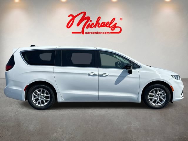 Used 2024 Chrysler Pacifica Touring-L FWD image 2