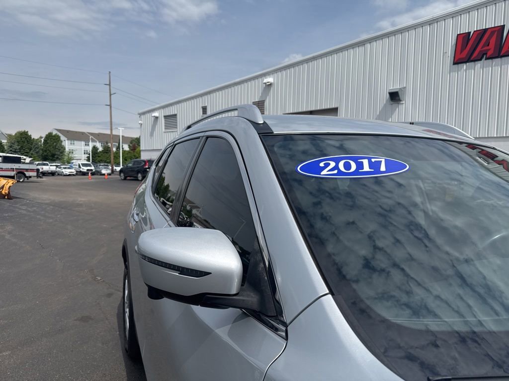 Used 2017 Nissan Rogue SV w/ SV Premium Package AWD/4WD image 15