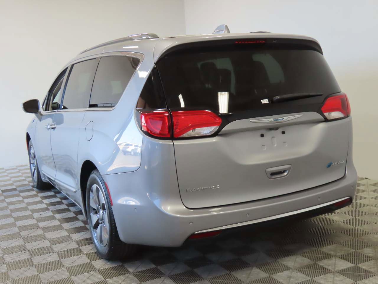Used 2018 Chrysler Pacifica Limited w/ Advanced Safetytec Group FWD image 3