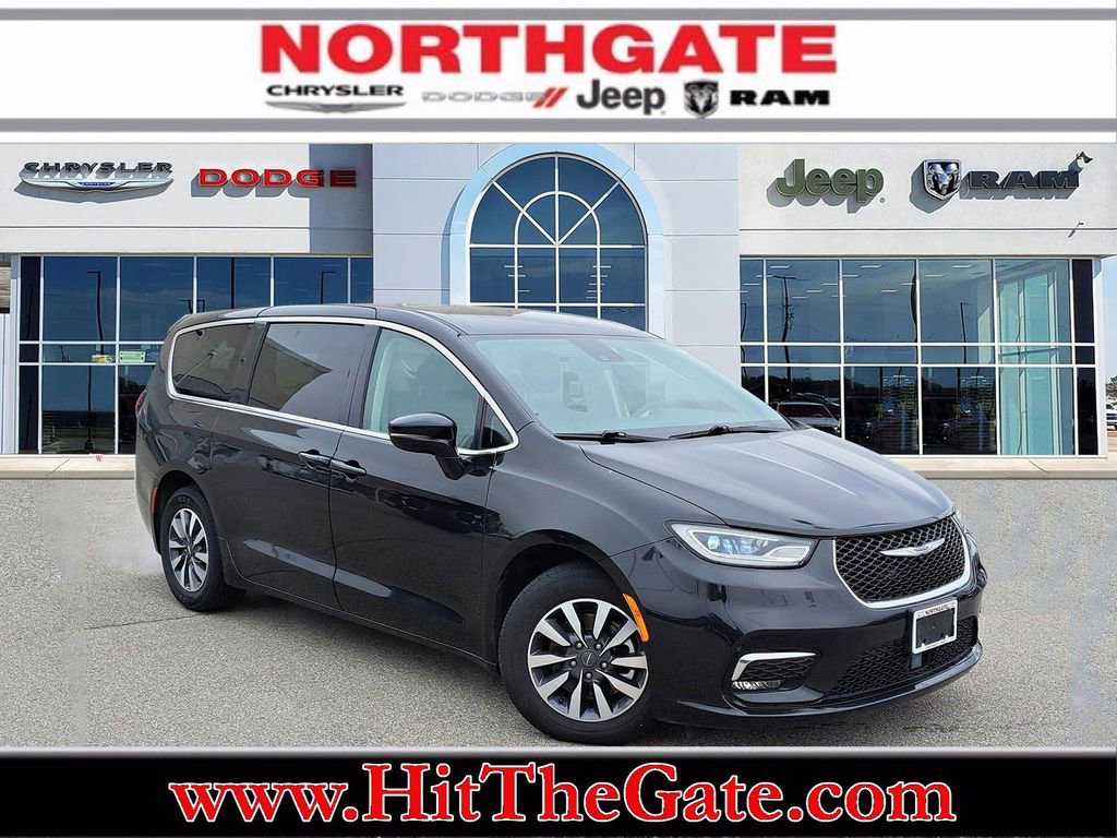Used 2024 Chrysler Pacifica Select image 1