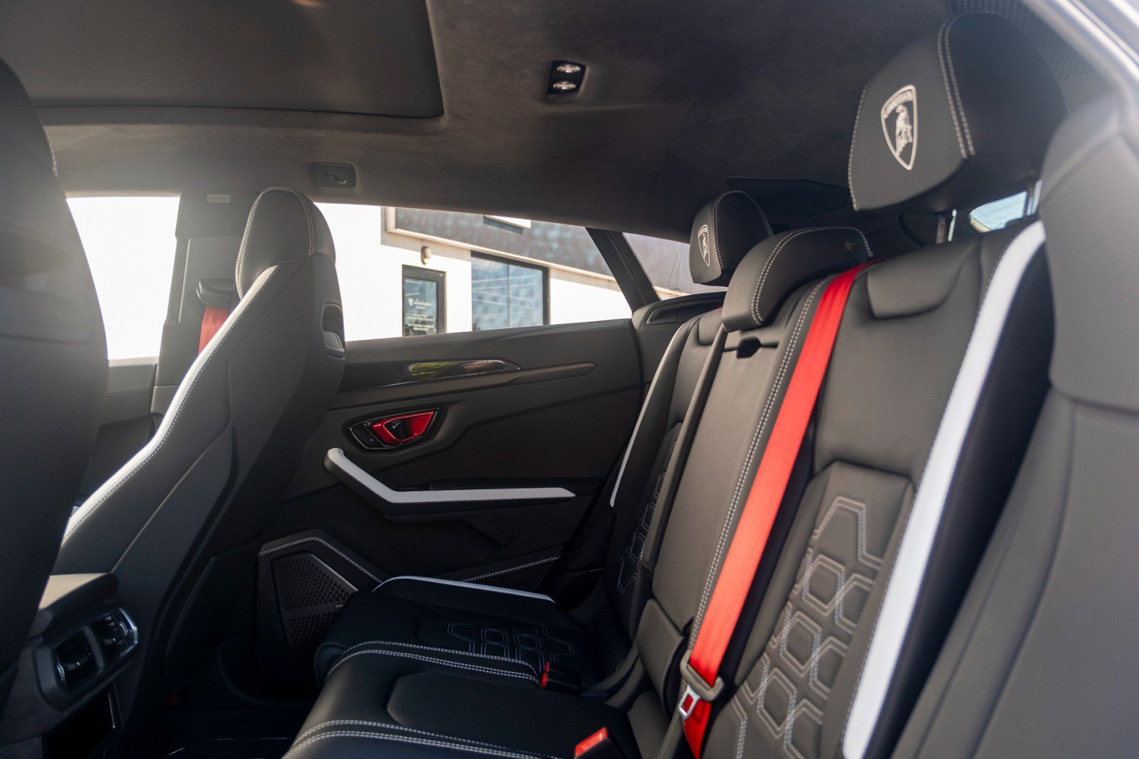 Used 2025 Lamborghini Urus SE AWD/4WD image 34