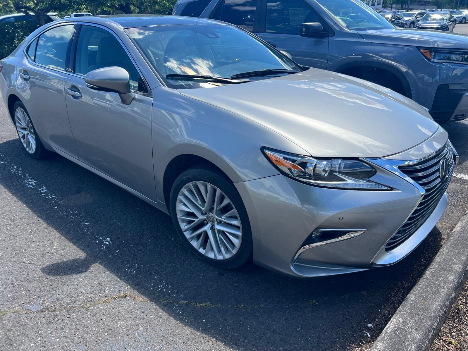 Used 2016 Lexus ES 350 w/ Luxury Package w/Wood Trim FWD image 3