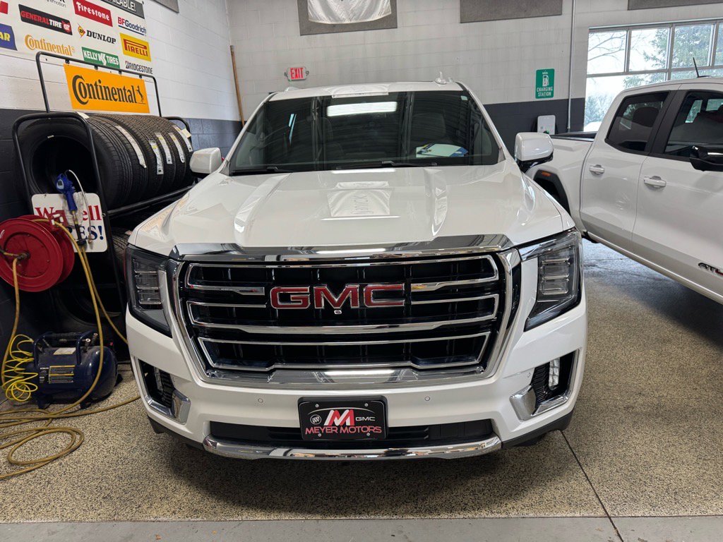 Used 2022 GMC Yukon SLT w/ SLT Premium Package image 2