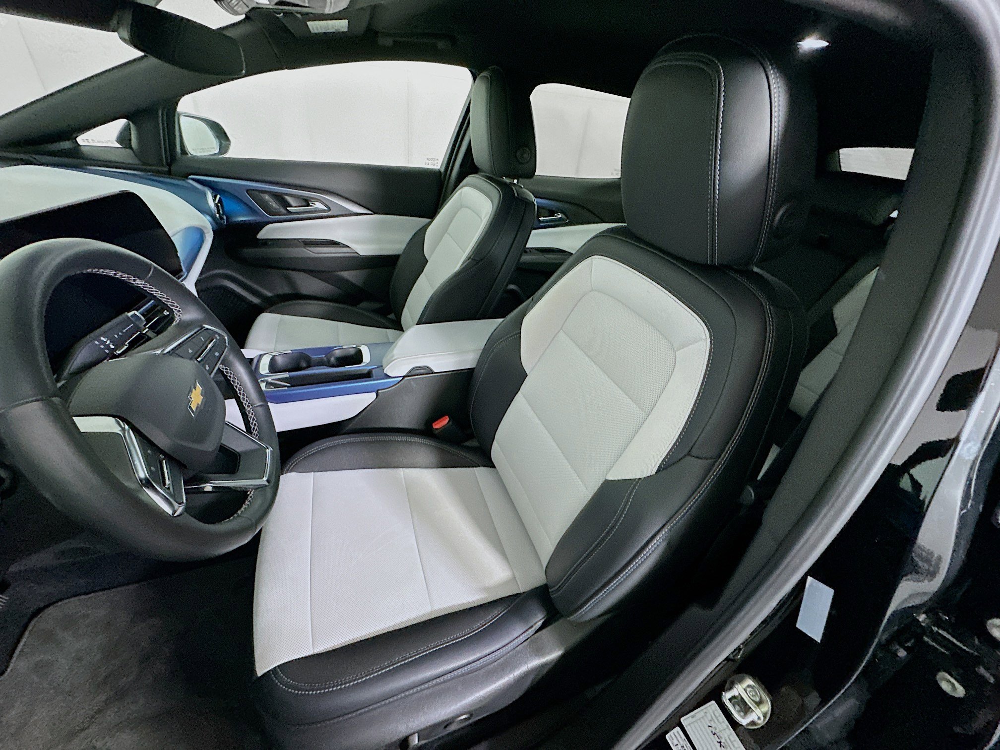 Used 2025 Chevrolet Equinox EV LT FWD image 13