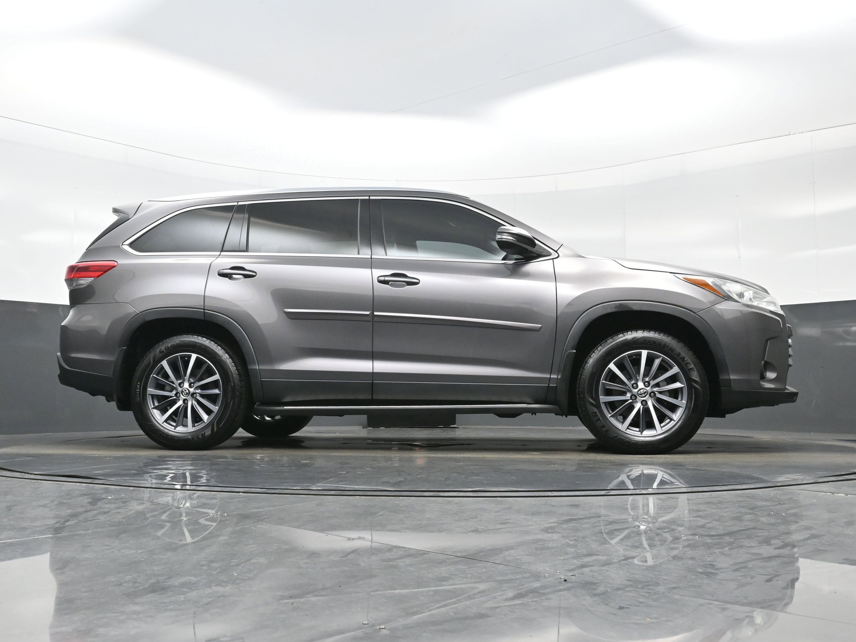 Used 2019 Toyota Highlander XLE AWD/4WD image 33