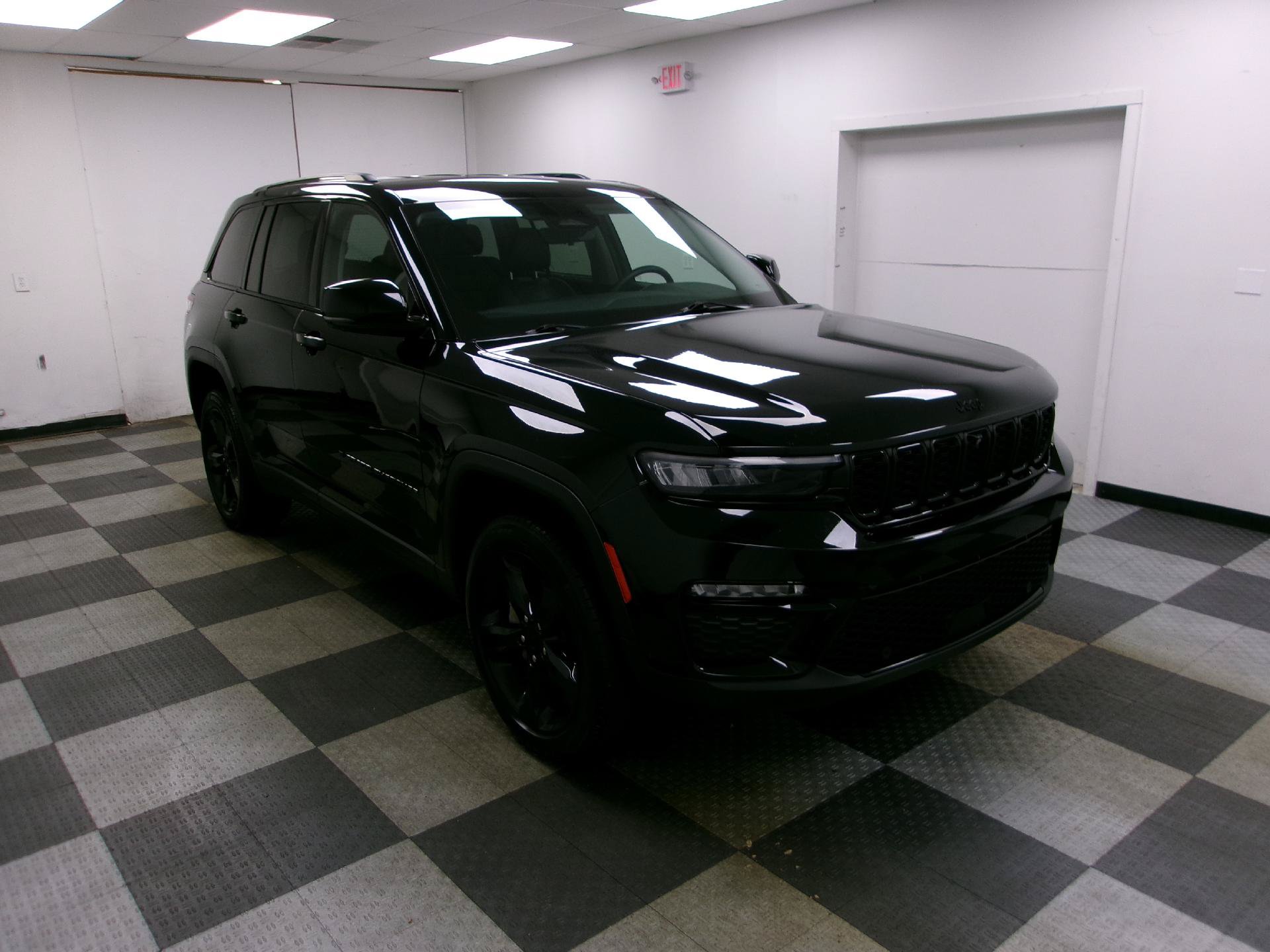 Used 2023 Jeep Grand Cherokee Limited w/ Luxury Tech Group II AWD/4WD image 15
