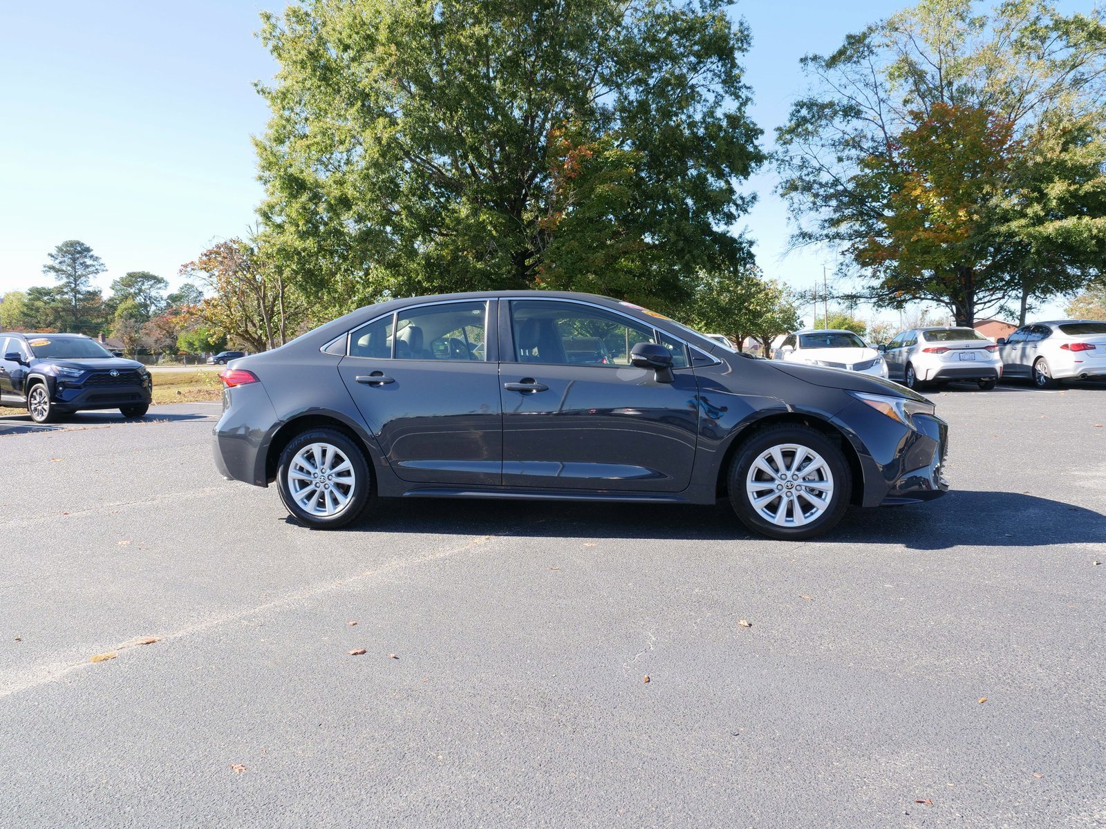 Used 2025 Toyota Corolla XLE image 3