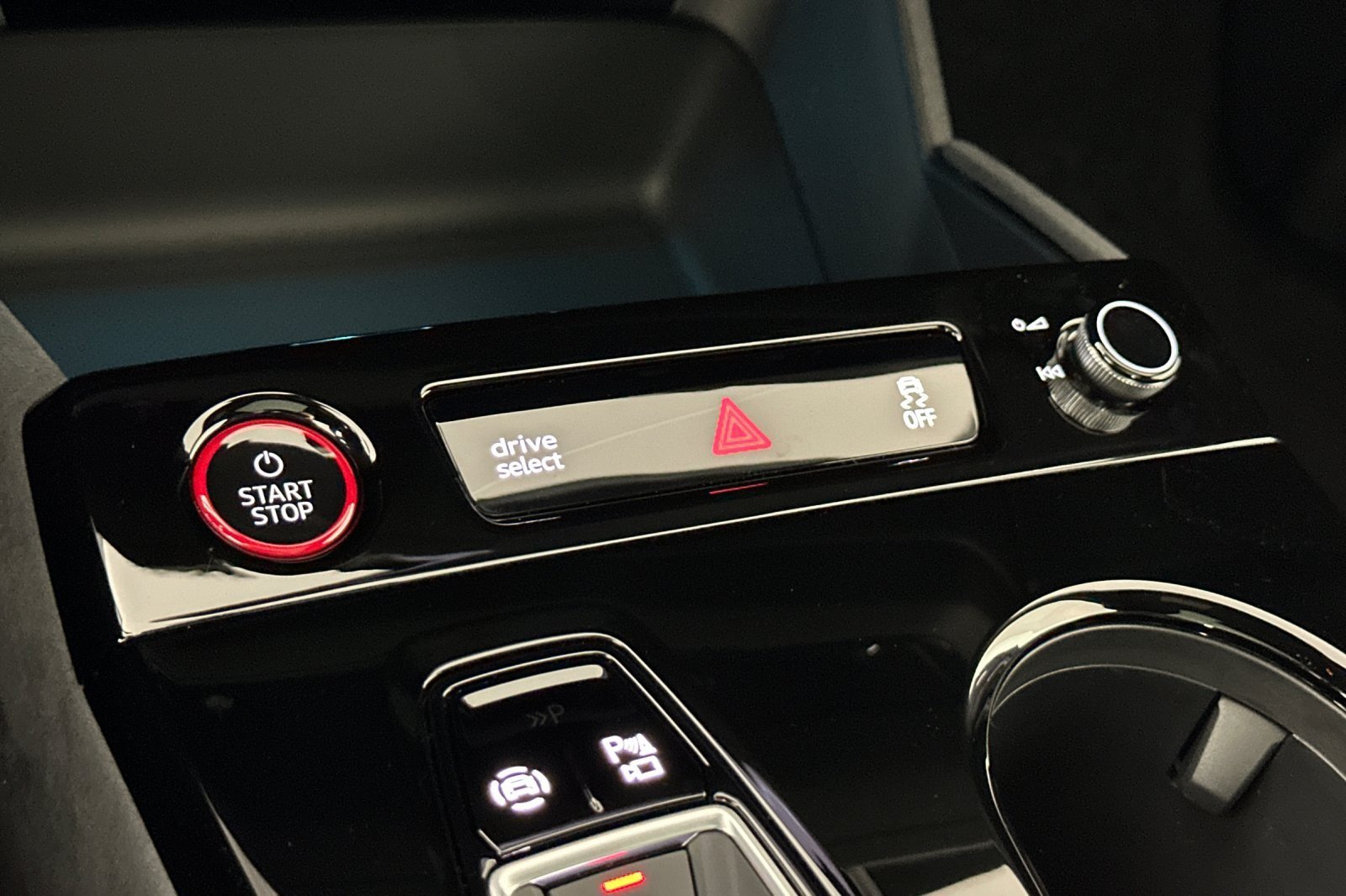 New 2025 Audi SQ6 e-tron Premium Plus AWD/4WD image 20