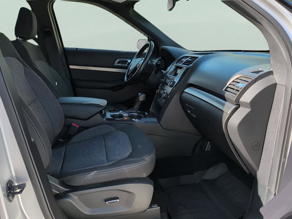 Used 2018 Ford Explorer XLT image 39