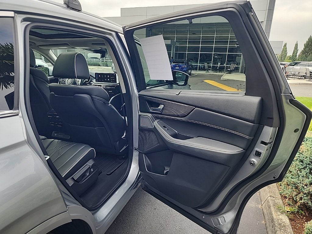 Used 2025 Acura MDX w/ Advance Package AWD/4WD image 17