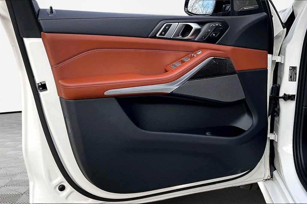 Used 2025 BMW X7 M60i w/ Climate Comfort Package image 23