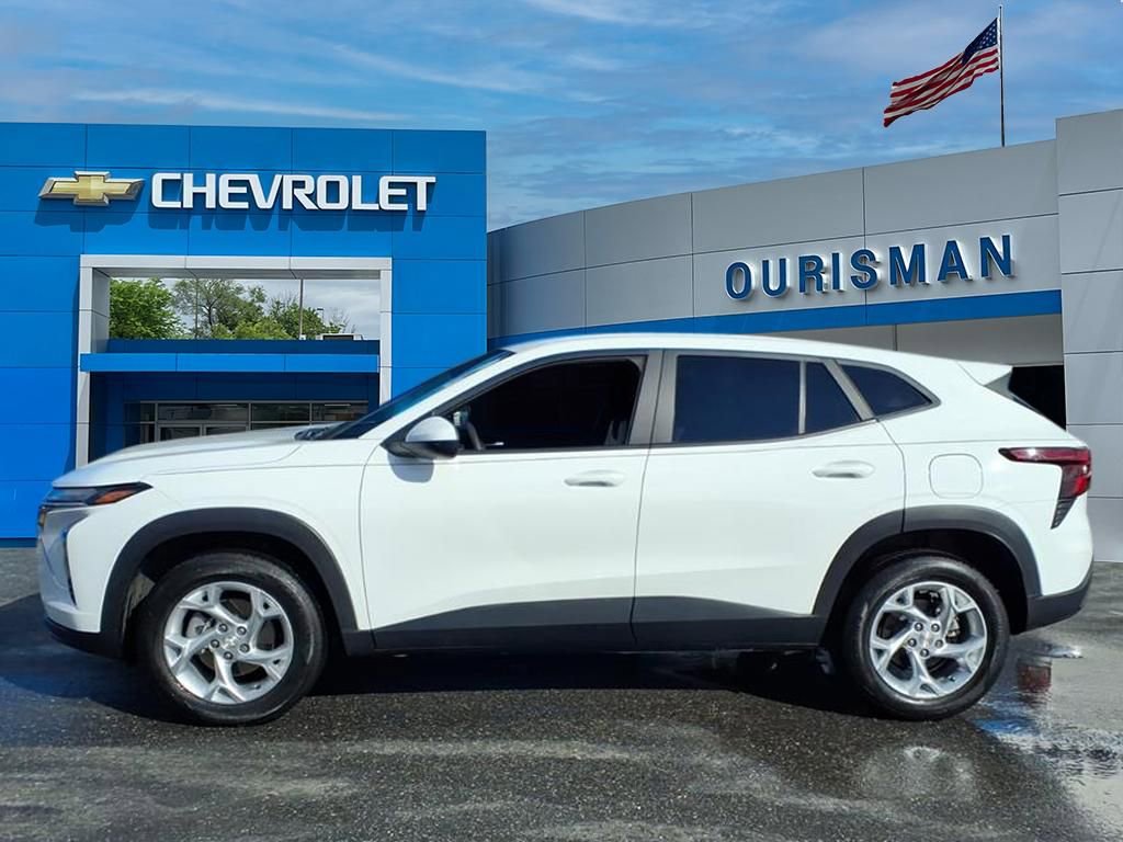 Used 2024 Chevrolet Trax LS w/ LS Convenience Package image 4
