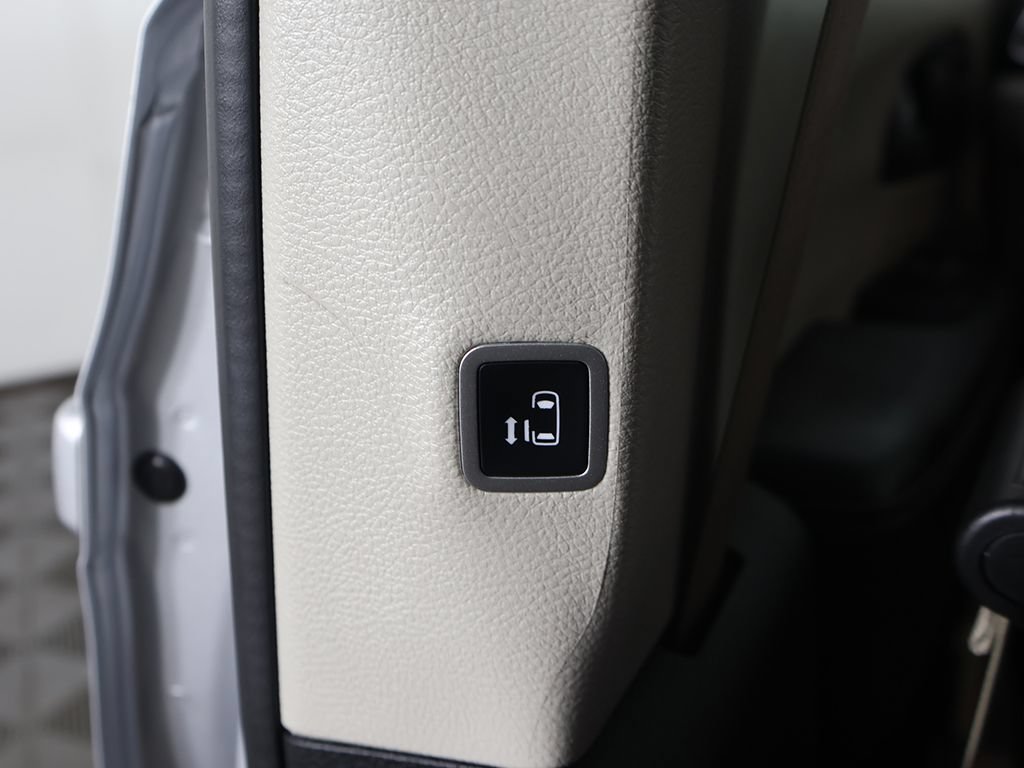 Used 2024 Chrysler Pacifica Touring-L FWD image 26