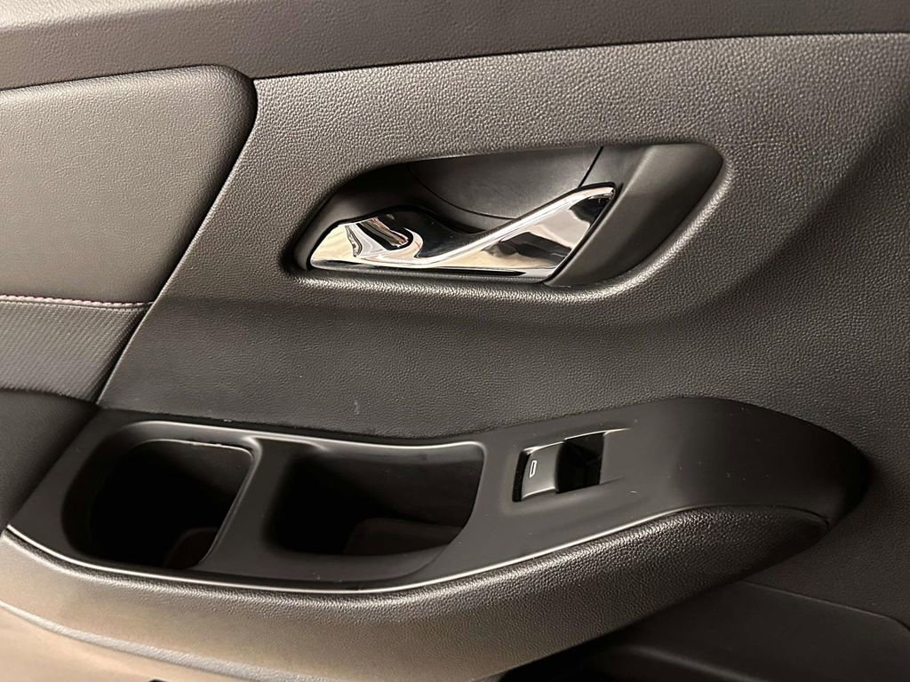 Used 2023 Chevrolet Traverse RS image 22