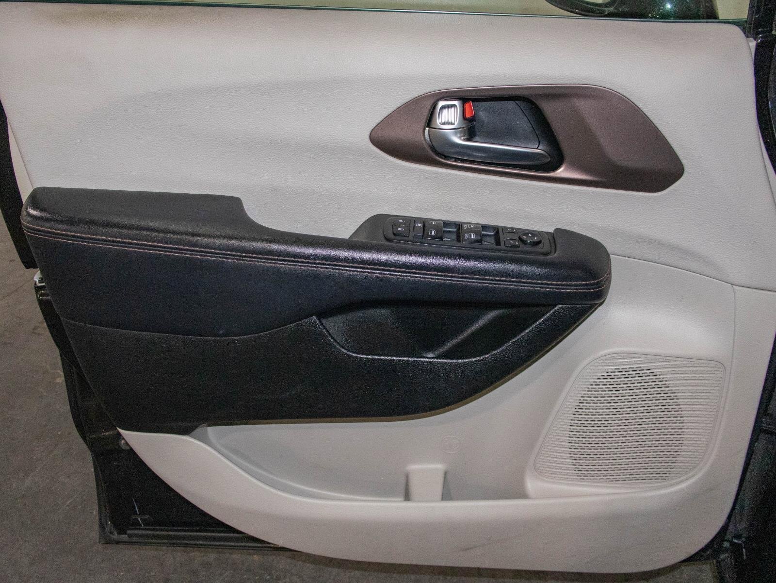 Used 2019 Chrysler Pacifica Touring-L image 10