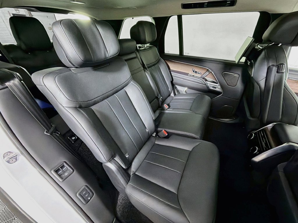 Used 2025 Land Rover Range Rover Long Wheelbase Autobiography AWD/4WD image 31