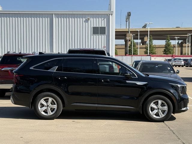 Used 2025 Kia Sorento LX FWD image 3