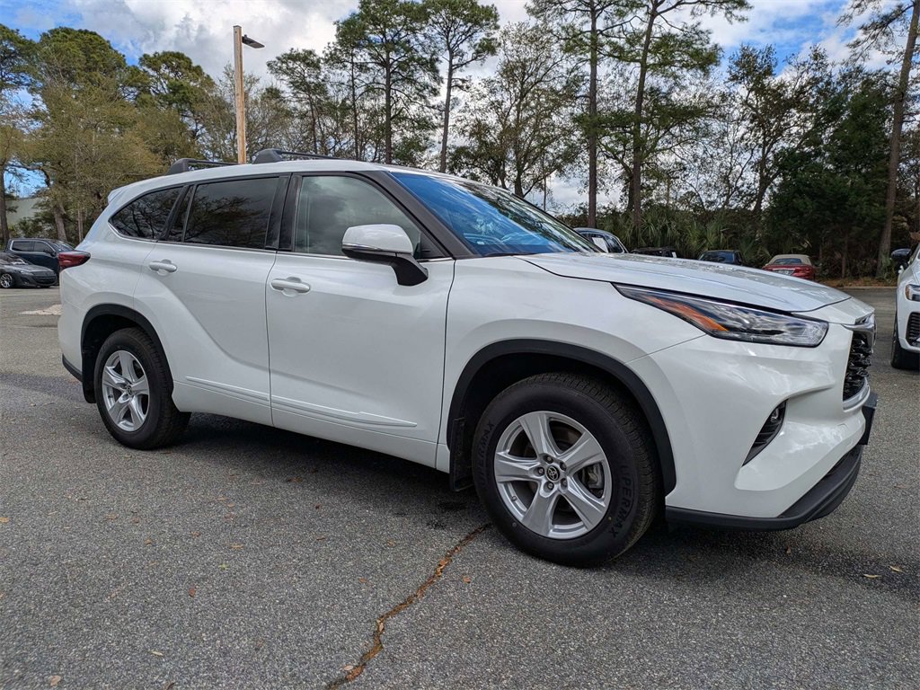Used 2022 Toyota Highlander LE image 2