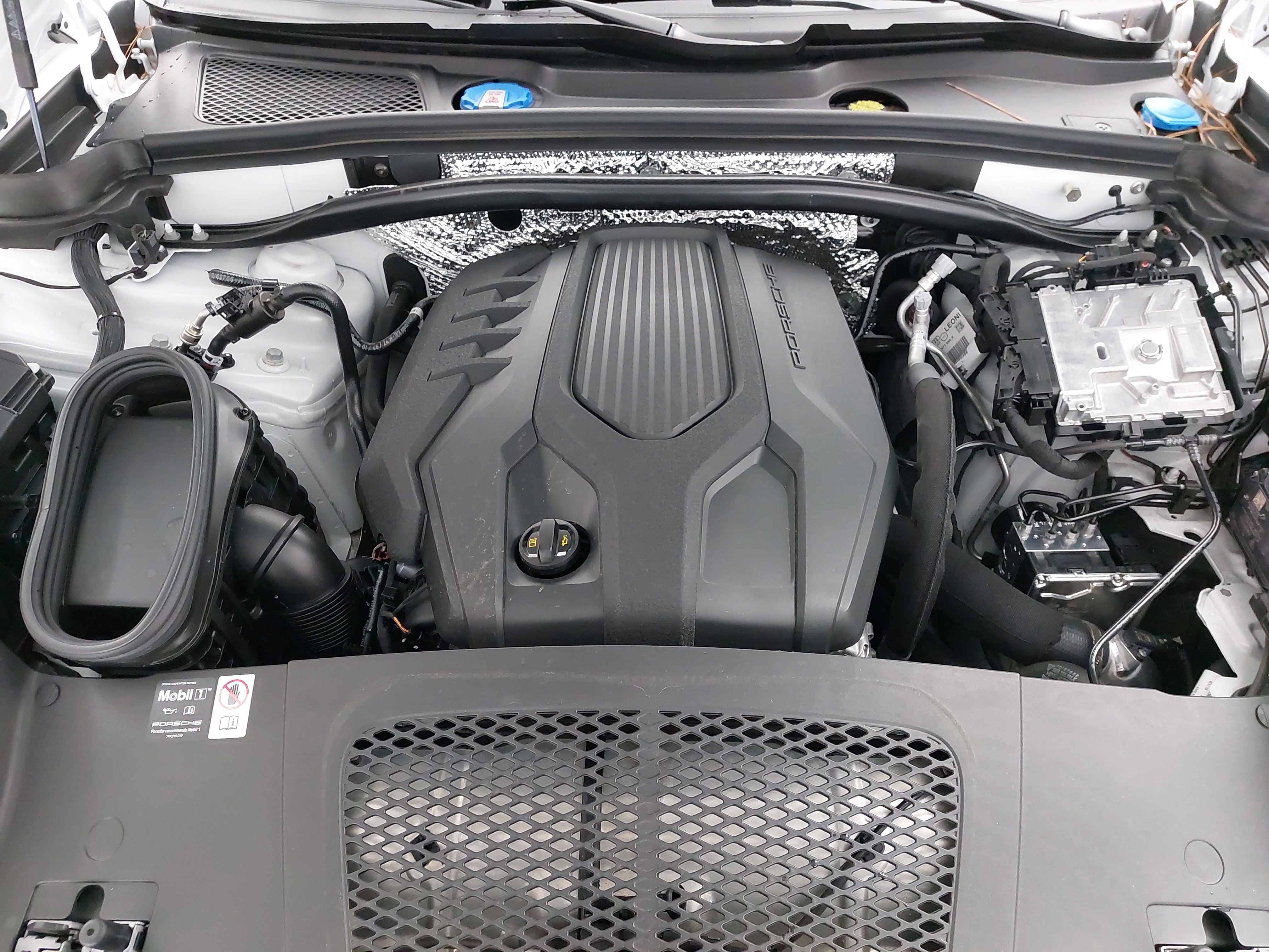 Used 2025 Porsche Macan image 32