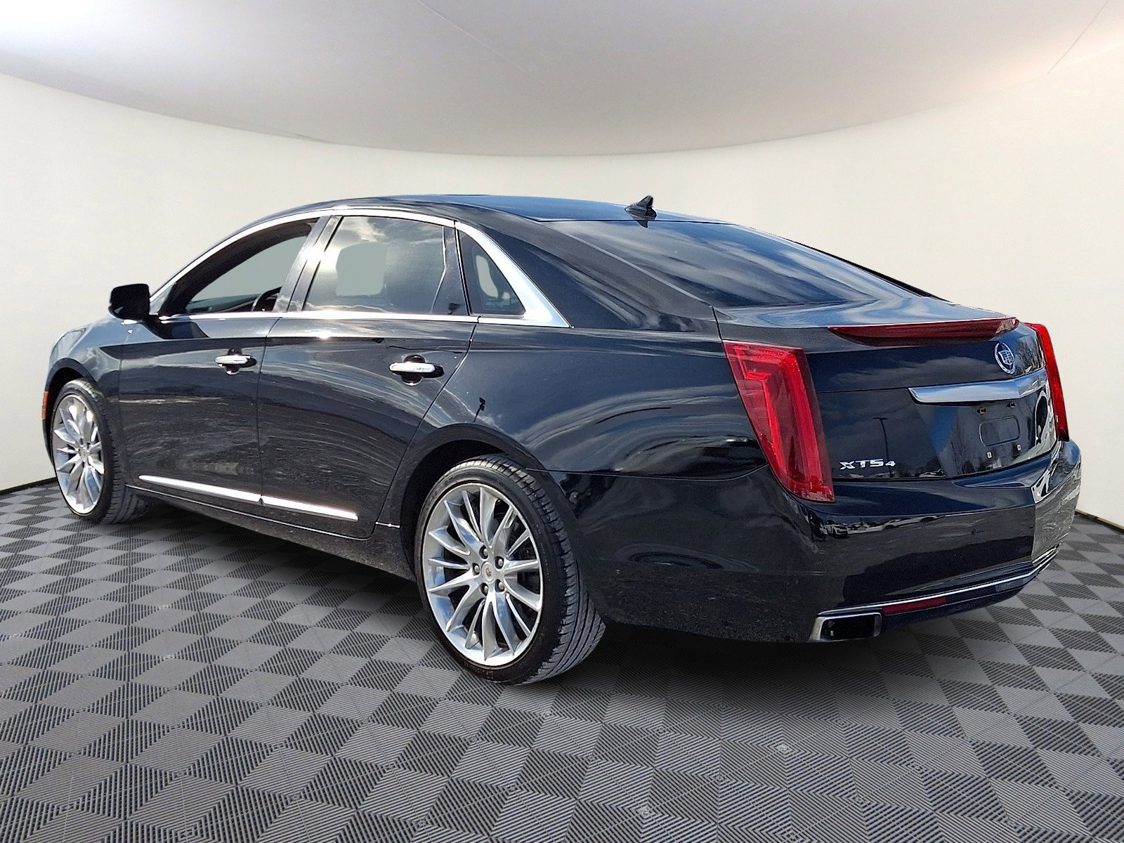 Used 2013 Cadillac XTS Platinum image 2
