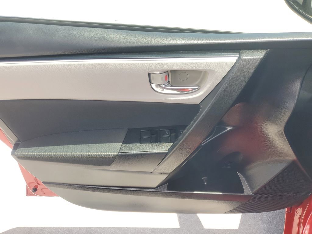 Used 2018 Toyota Corolla LE FWD image 16