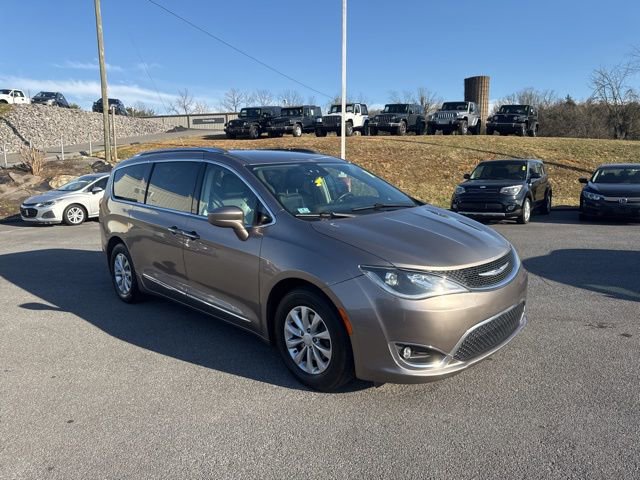 Used 2018 Chrysler Pacifica Touring-L image 2