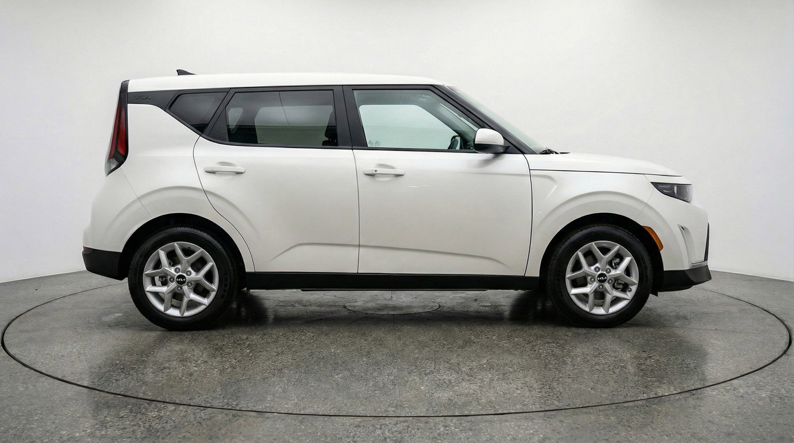 Used 2025 Kia Soul LX w/ LX Technology Package FWD image 11