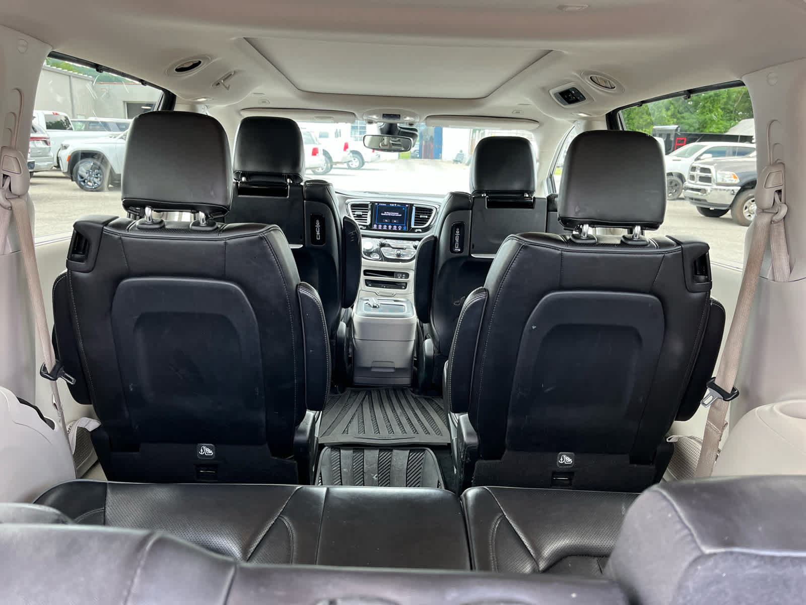 Used 2018 Chrysler Pacifica Limited w/ Tire & Wheel Group FWD image 31