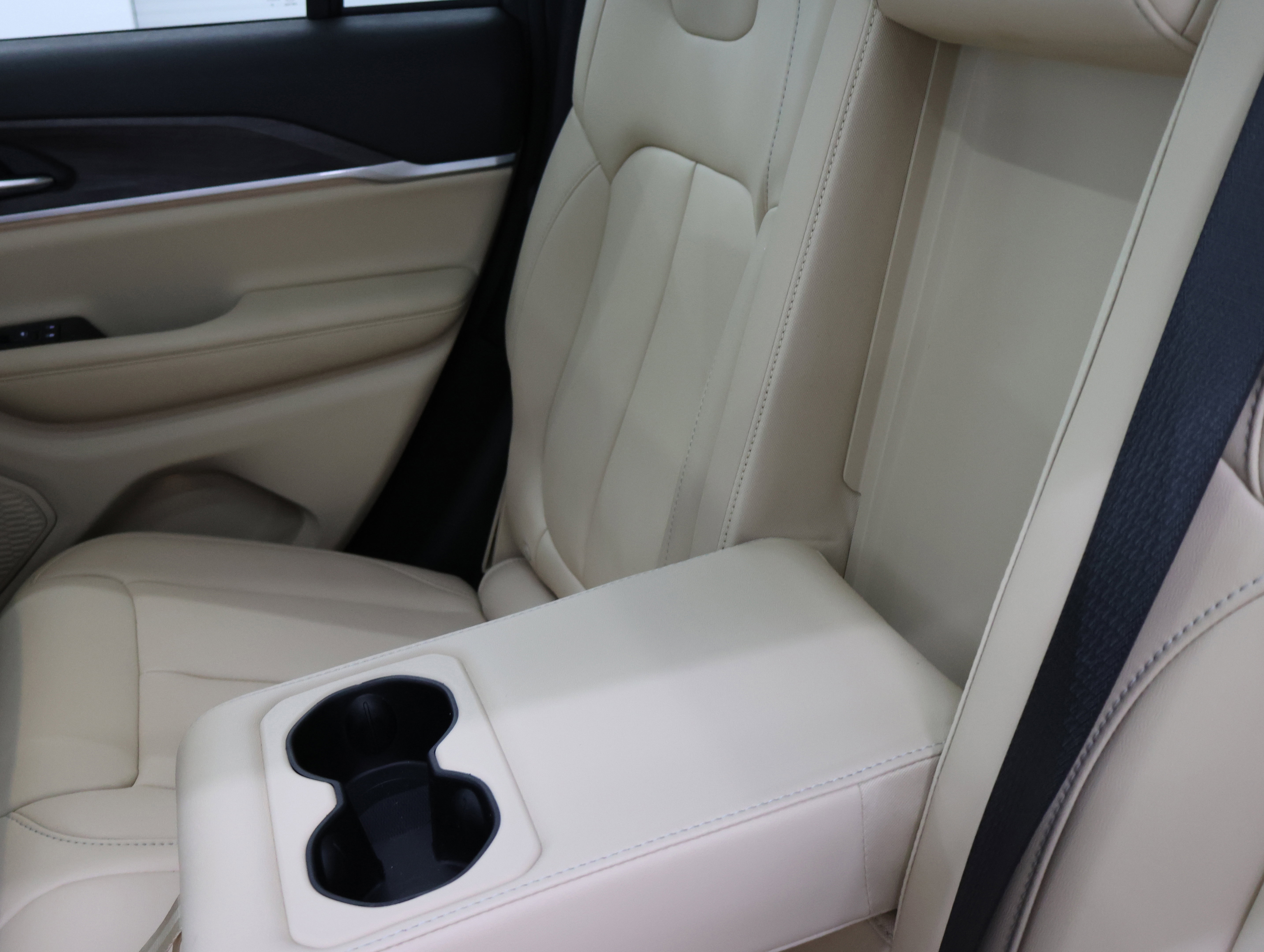 Used 2023 Jeep Grand Cherokee Limited image 37