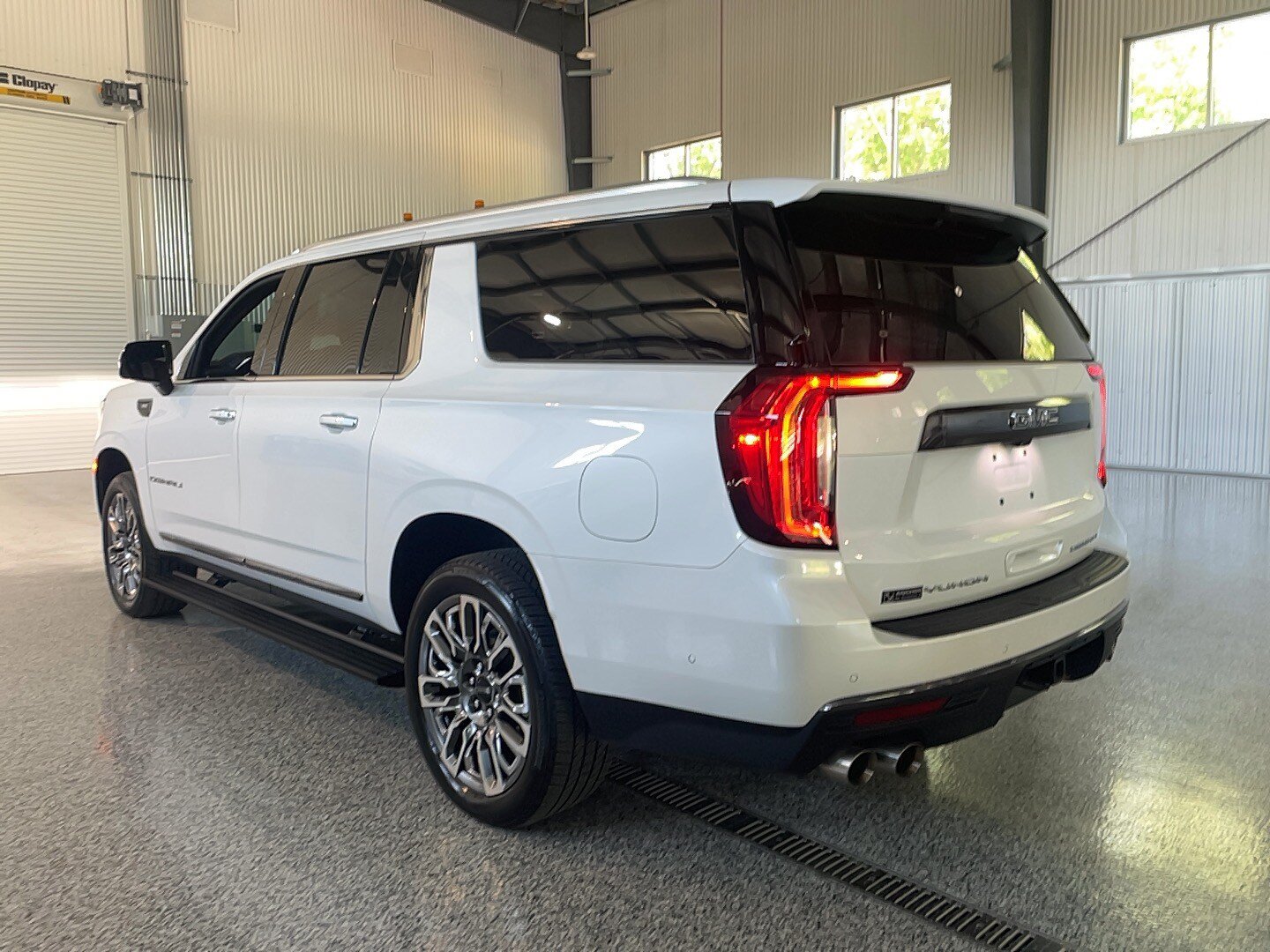 Used 2024 GMC Yukon XL Denali Ultimate AWD/4WD image 19