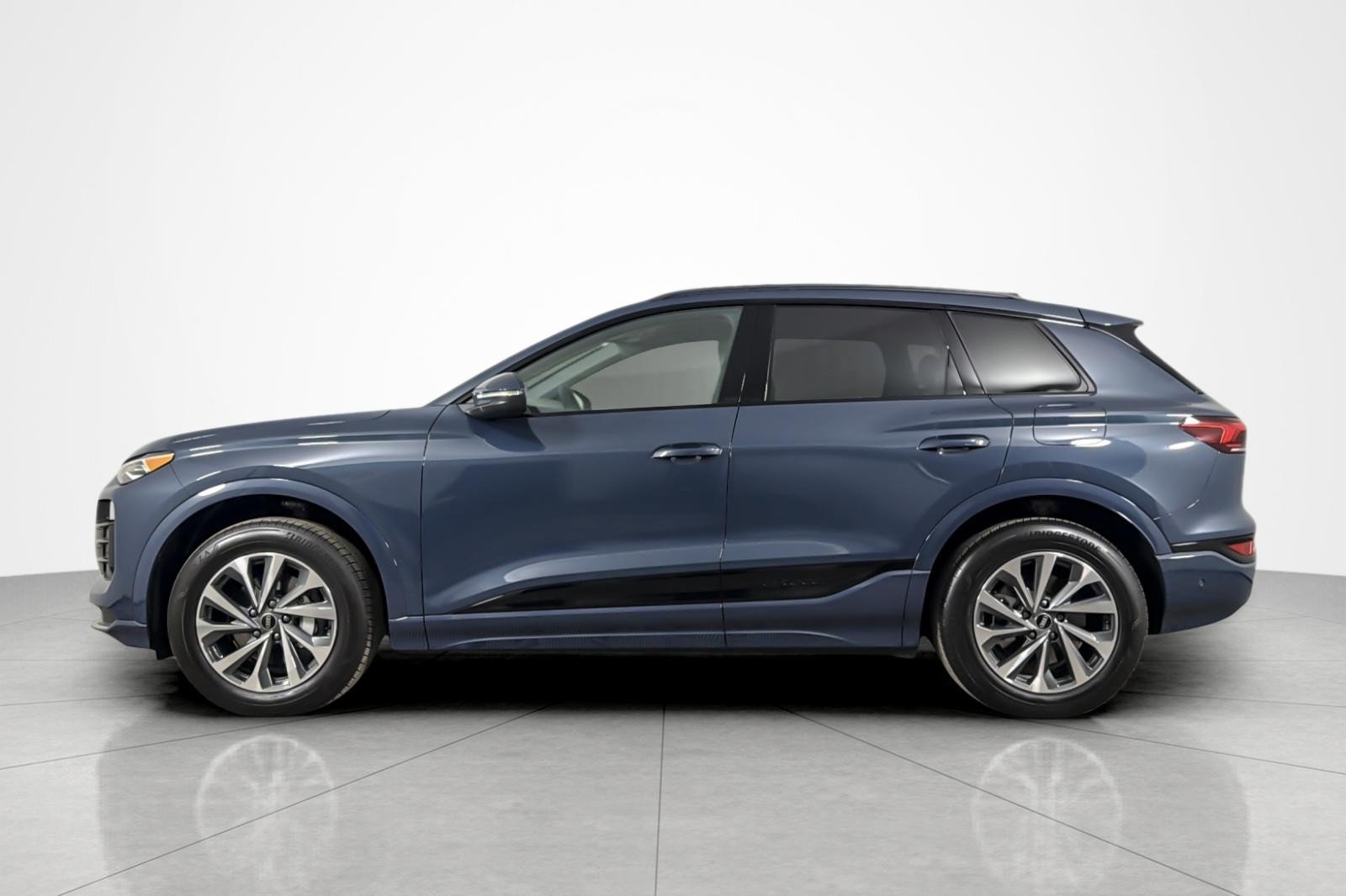 Used 2025 Audi Q6 e-tron Premium AWD/4WD image 2