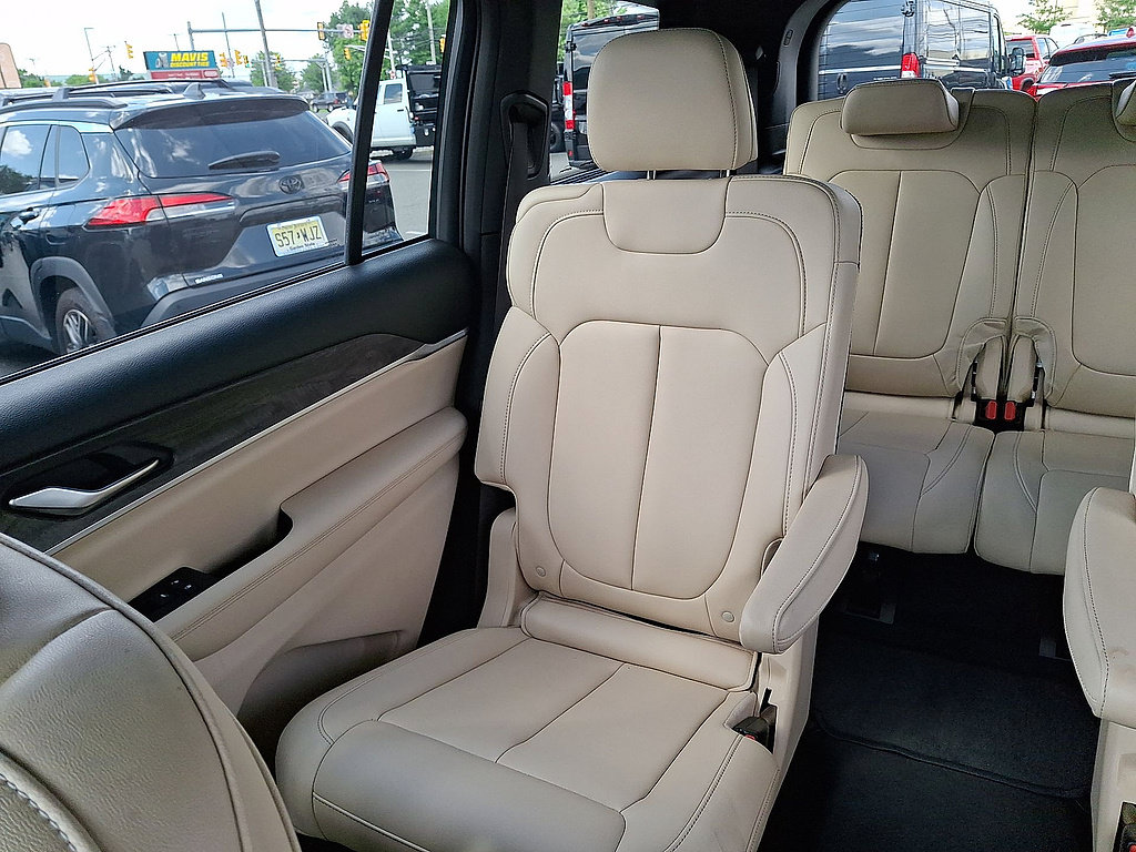 Used 2025 Jeep Grand Cherokee L Limited AWD/4WD image 12