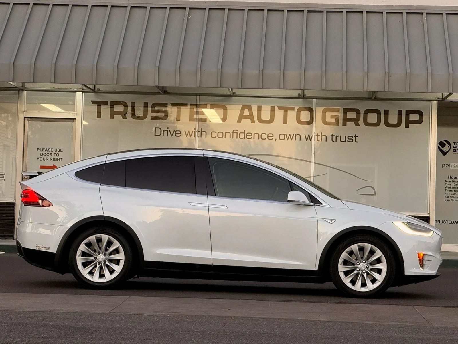 Used 2016 Tesla Model X 90D AWD/4WD image 5