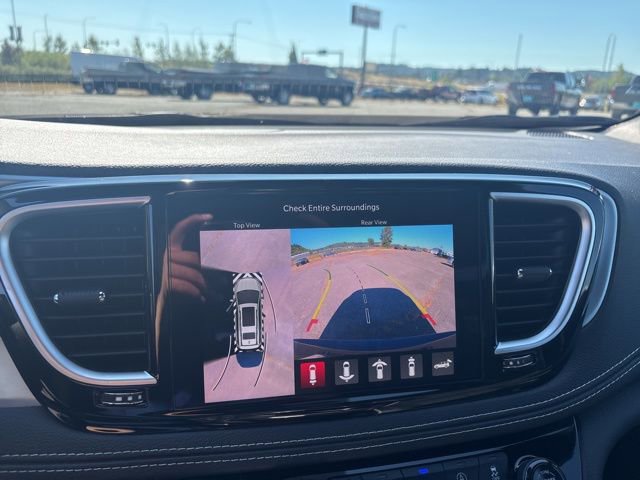 New 2025 Chrysler Pacifica Limited w/ Uconnect Theater Family Group image 15