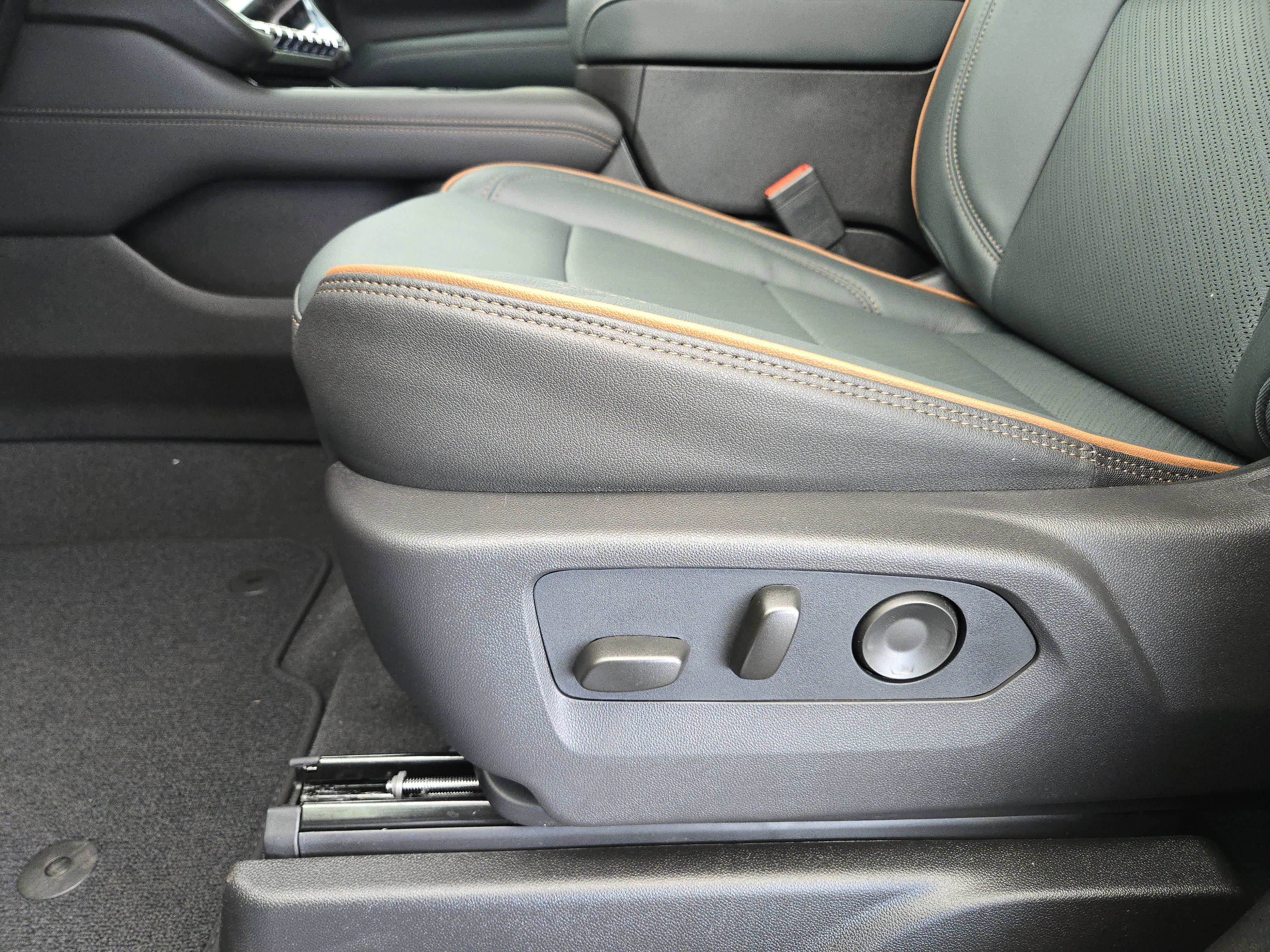 New 2026 GMC Yukon AT4 w/ AT4 Premium Package image 18