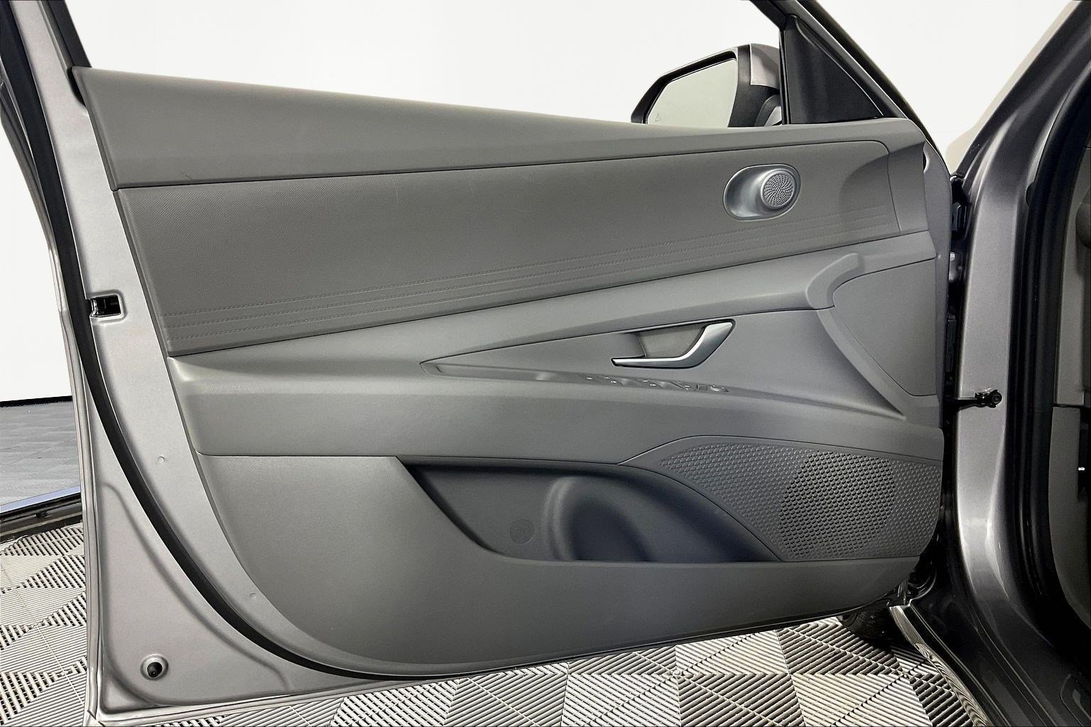 Used 2025 Hyundai Elantra SE FWD image 19