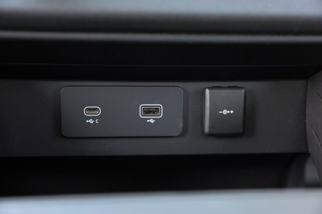 Used 2024 Land Rover Defender 130 V8 image 16