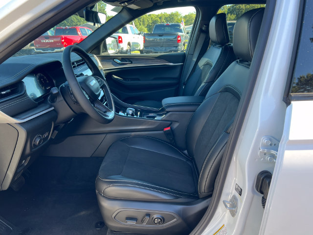 New 2027 Jeep Grand Cherokee 4WD image 3