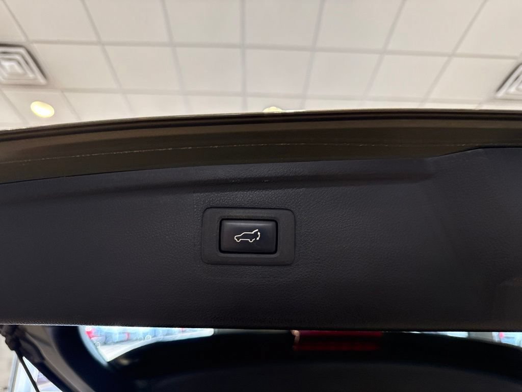 Used 2017 Subaru Outback 3.6R Touring AWD/4WD image 17