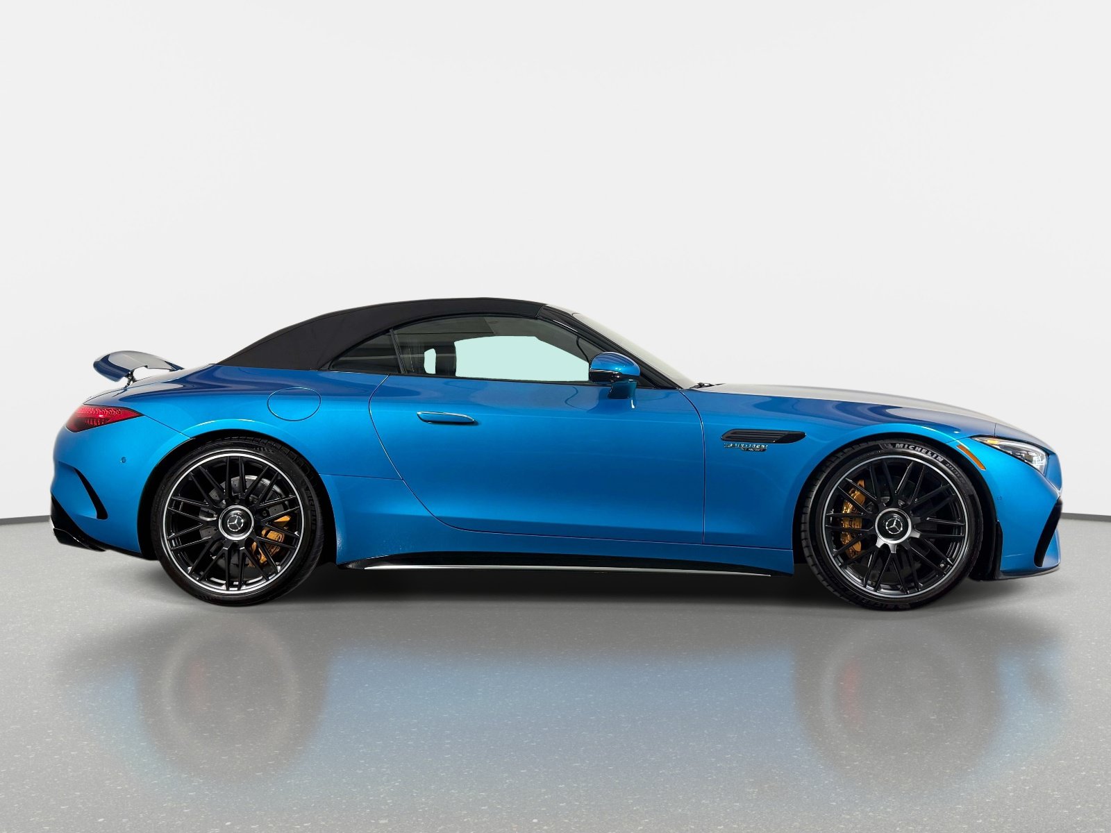 Used 2025 Mercedes-Benz SL 63 AMG 4MATIC w/ AMG Aerodynamics Package image 2
