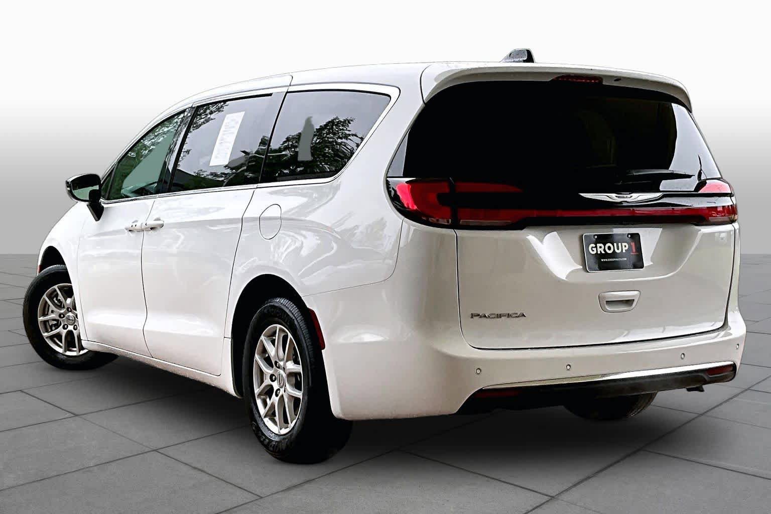 Used 2025 Chrysler Pacifica Select image 10