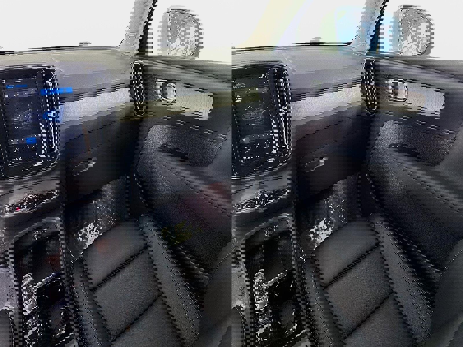 Used 2023 Volvo XC40 B4 Plus w/ Driver Assist Package image 26