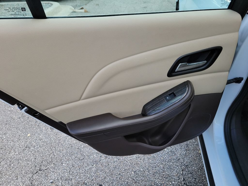 Used 2015 Chevrolet Malibu LT w/ Power Convenience Package FWD image 9
