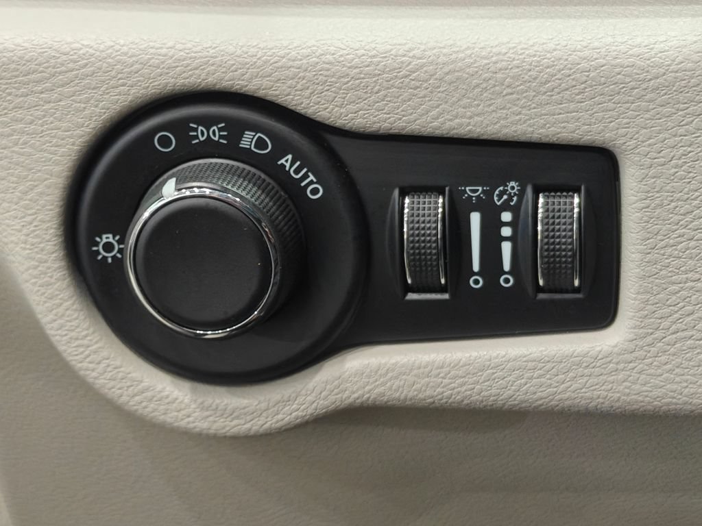 Used 2023 Chrysler Voyager LX FWD image 51