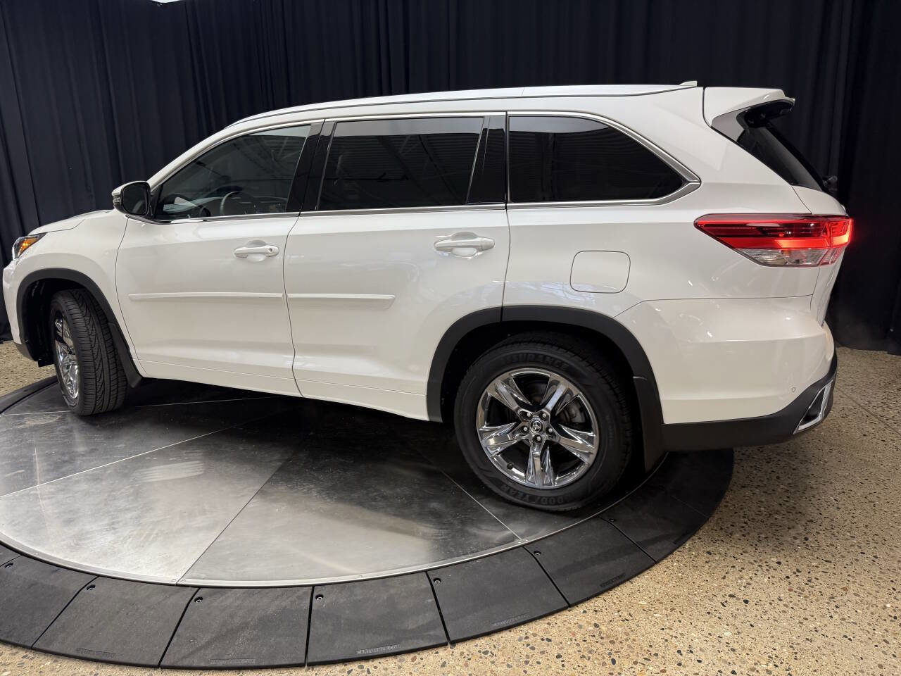 Used 2019 Toyota Highlander Limited Platinum AWD/4WD image 6