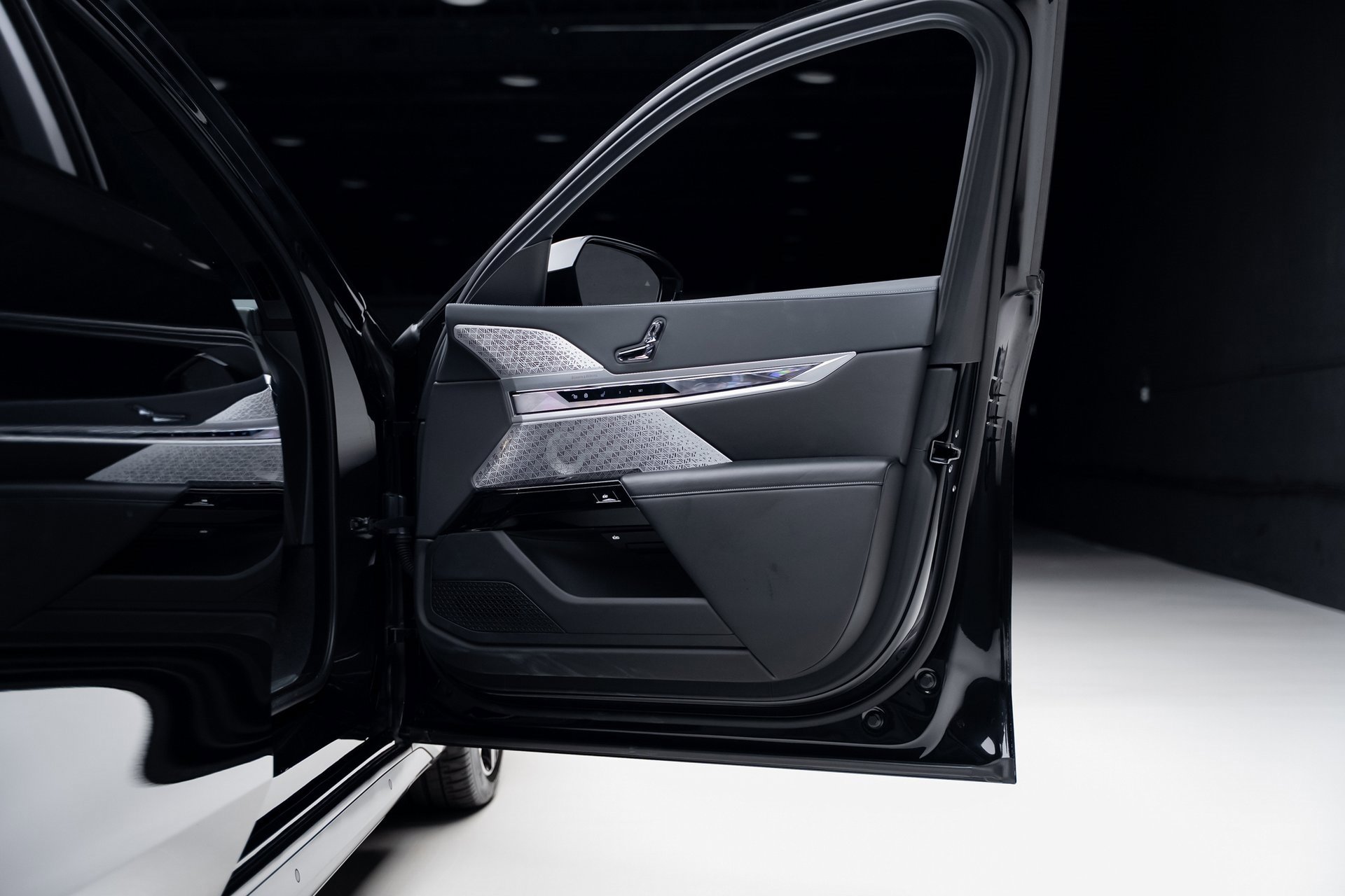 Used 2023 BMW i7 xDrive60 w/ Executive Package 2 image 58