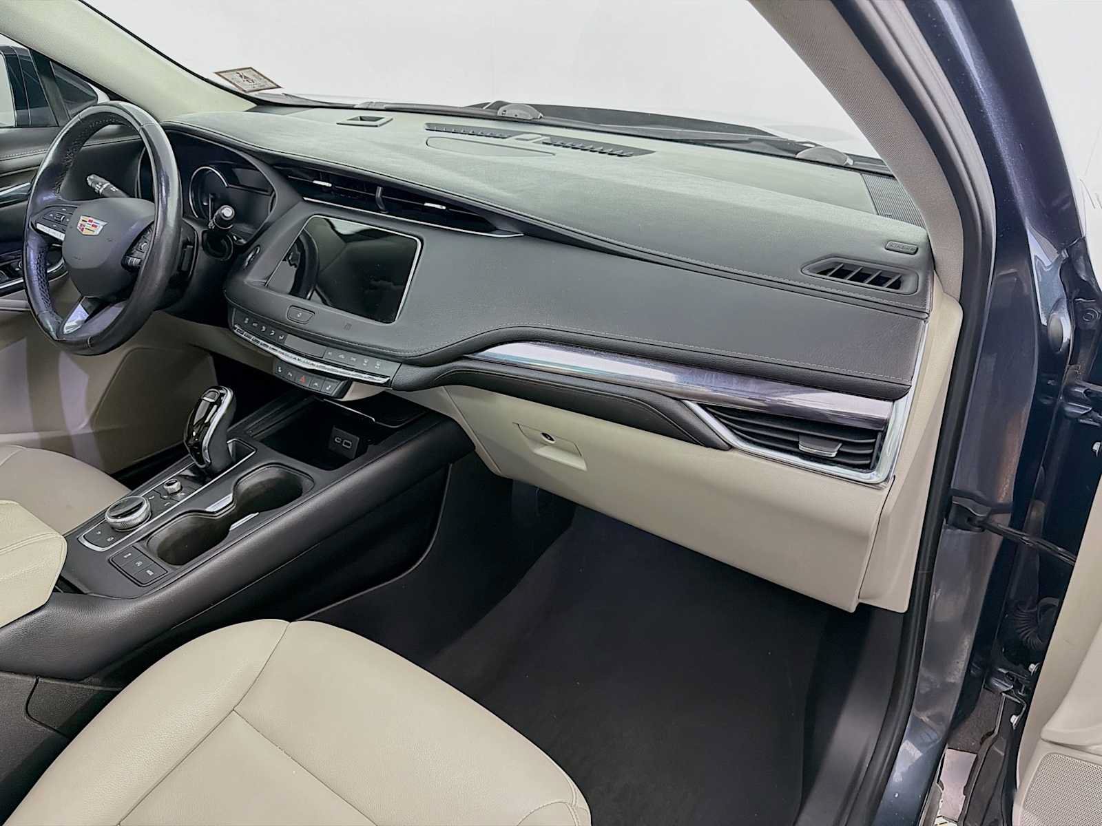 Used 2021 Cadillac XT4 Luxury w/ Cold Weather Package AWD/4WD image 28