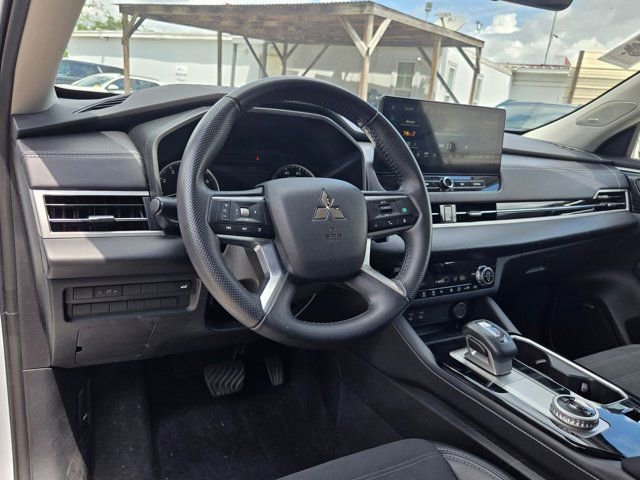 Used 2025 Mitsubishi Outlander AWD image 12